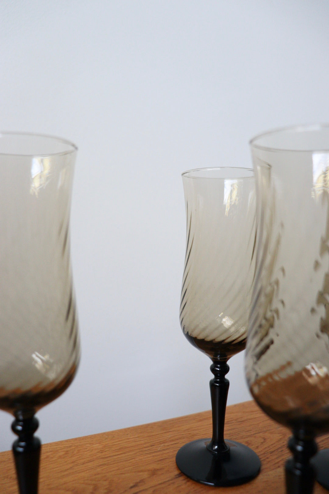 The Smoked Flutes - vintage campagne glasses