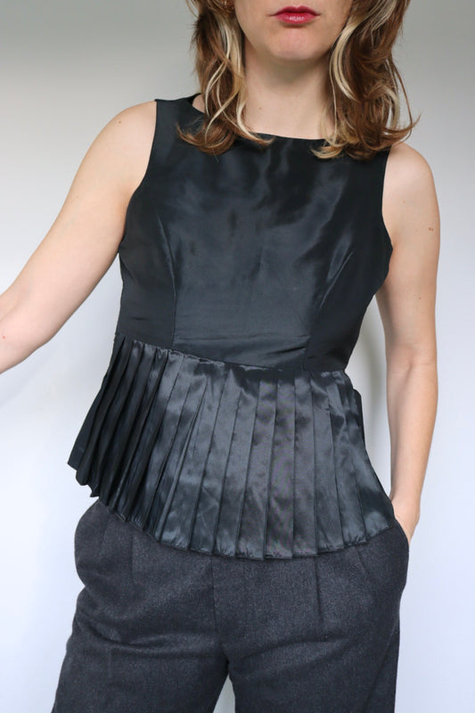 The Pleaded Chique - vintage top - S up to M
