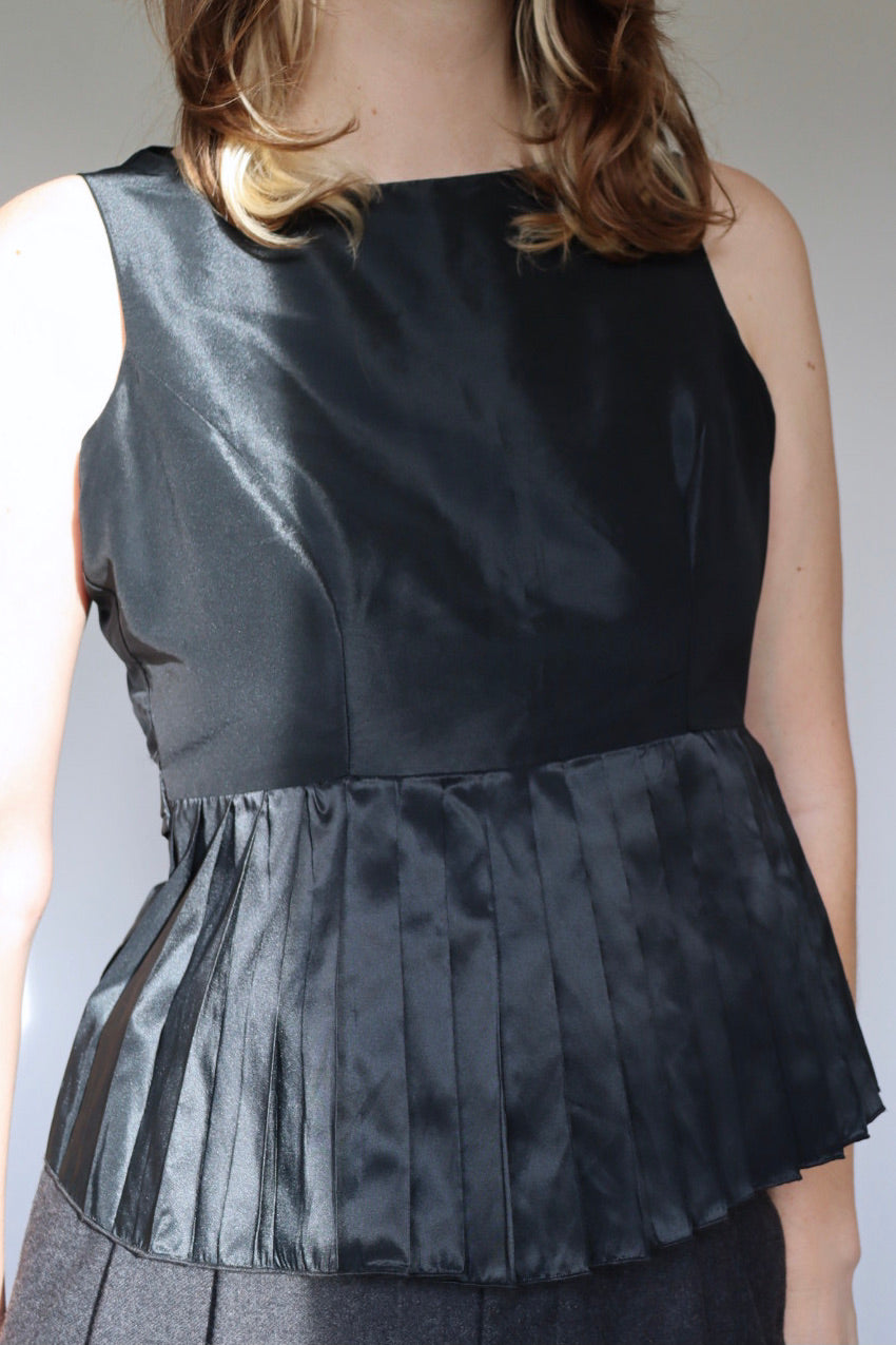The Pleaded Chique - vintage top - S up to M