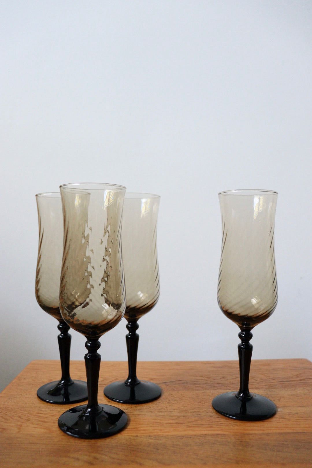 The Smoked Flutes - vintage campagne glasses