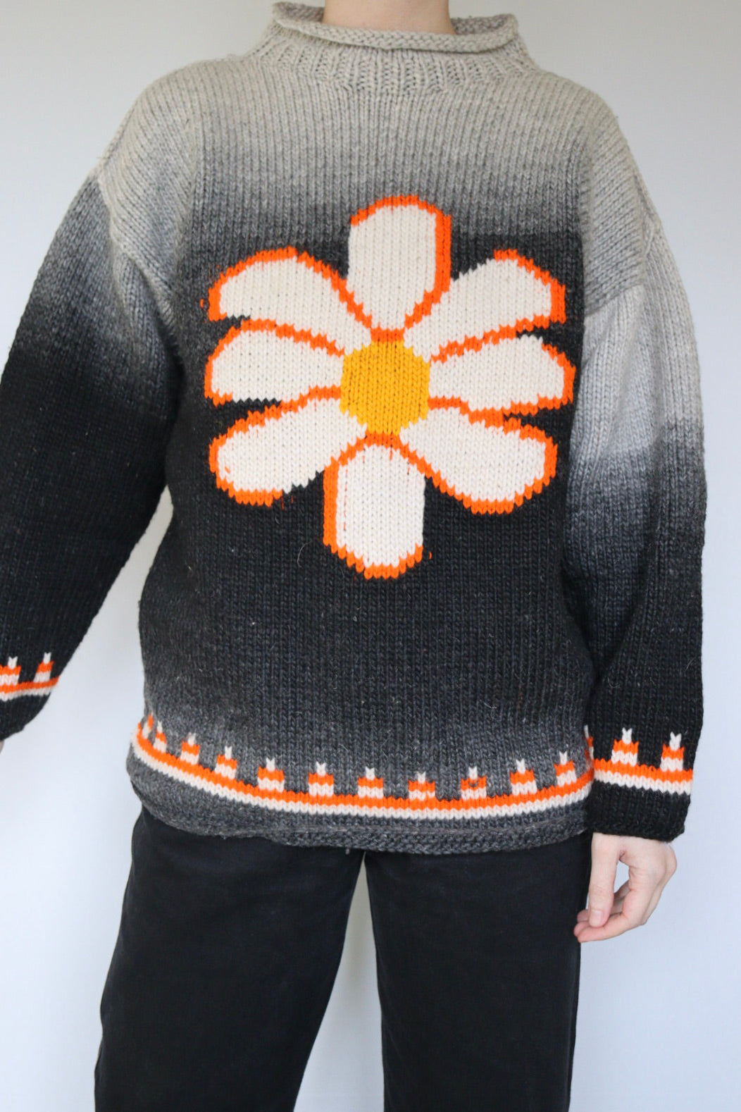 The Faded Daisy - vintage knitted sweater - S up to L