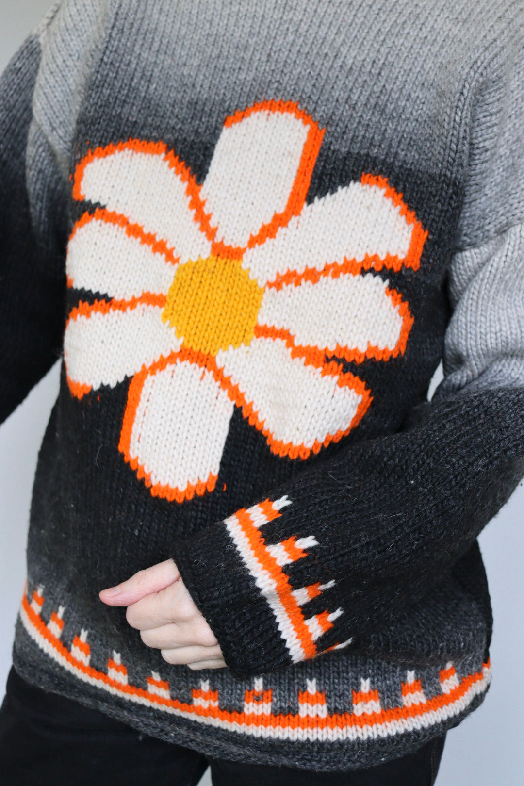 The Faded Daisy - vintage knitted sweater - S up to L