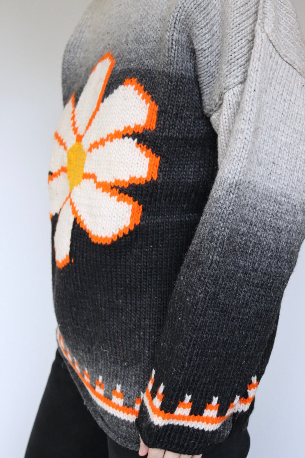 The Faded Daisy - vintage knitted sweater - S up to L