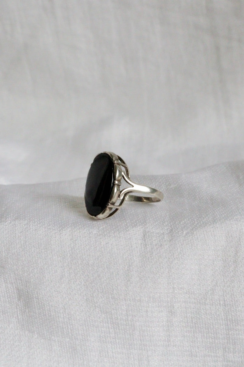 The Oval Onyx - vintage silver ring