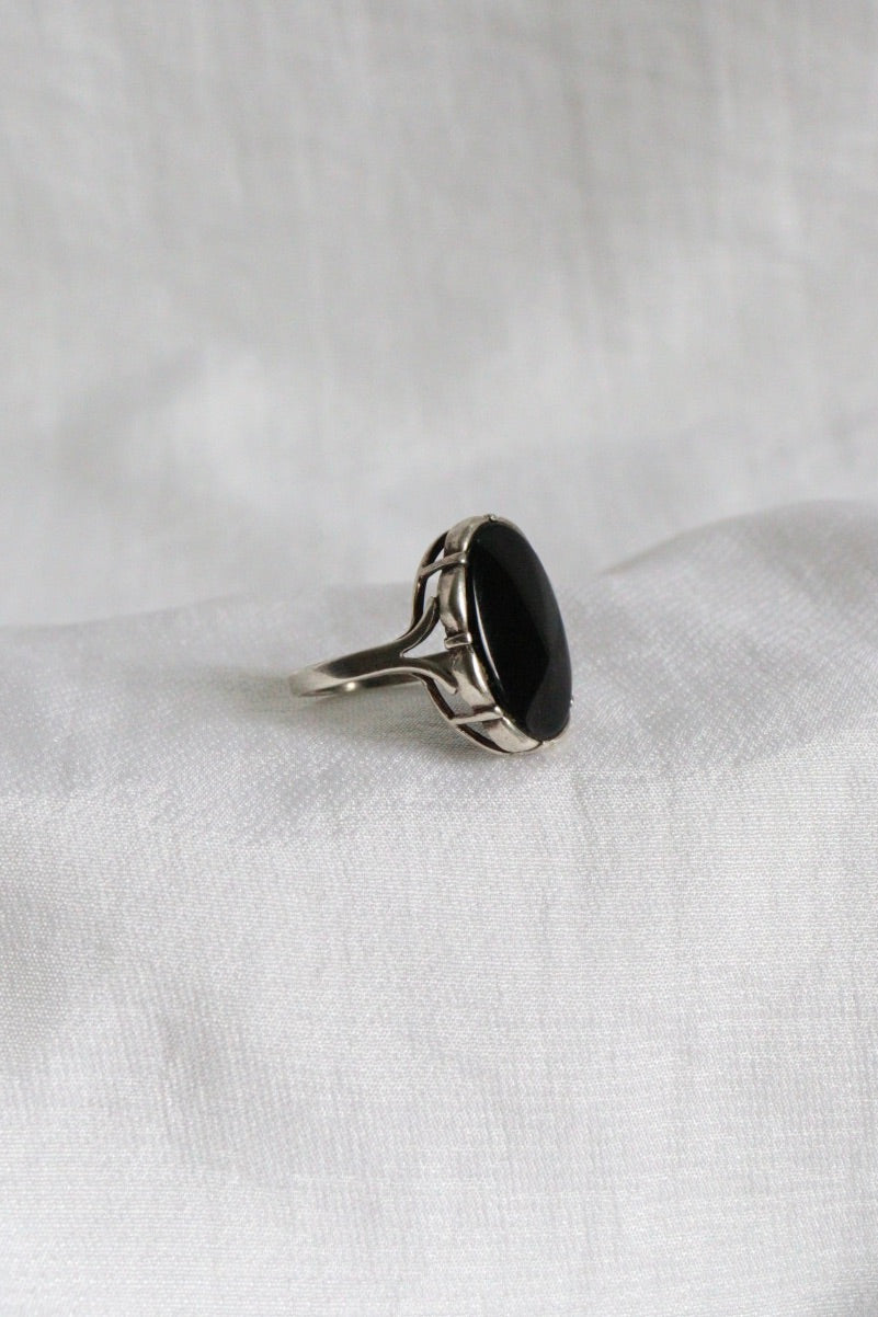 The Oval Onyx - vintage silver ring